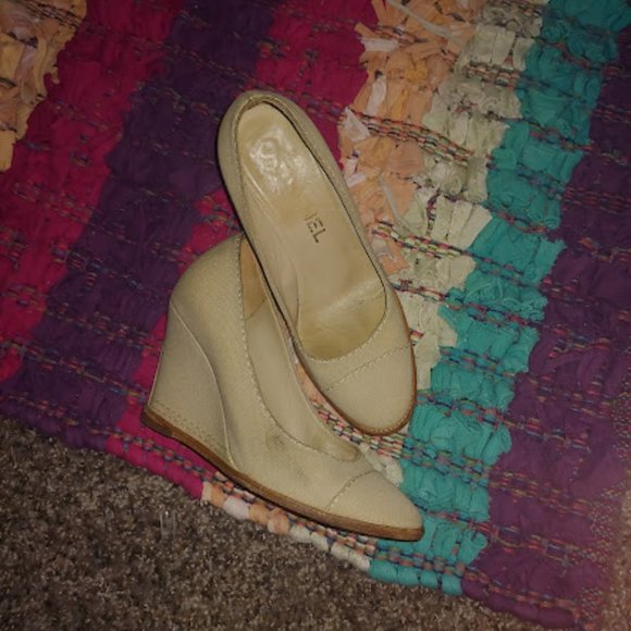 CHANEL BEIGE CLOSED TOED WEDGES size 5 - Picture 3 of 4